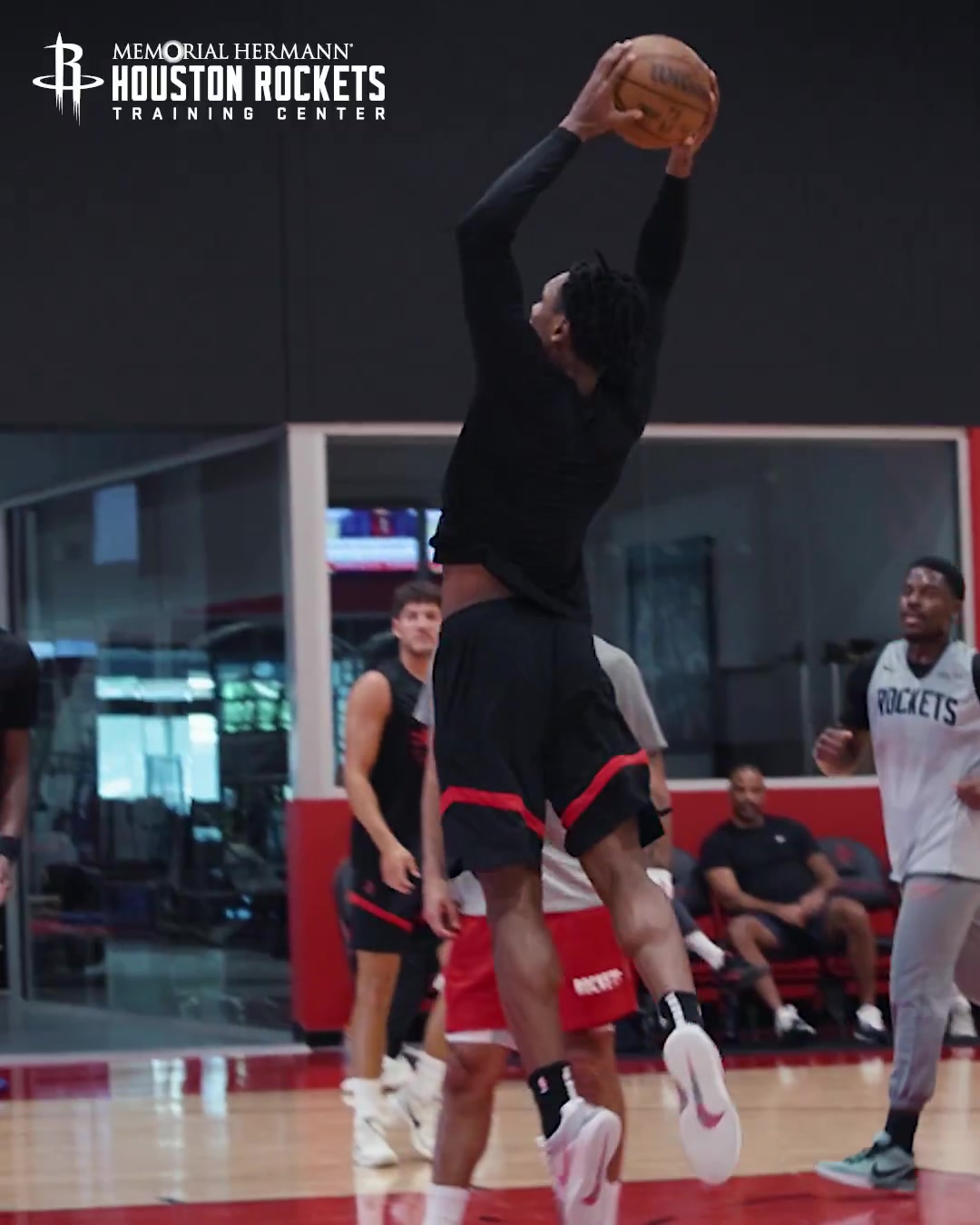 开云体育下载-你分得清吗~火箭官推晒汤普森兄弟和全队一起训练视频