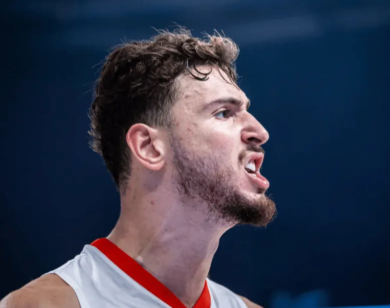 开云体育下载-反弹！申京三节12中5，罚球6中5得到15分11篮板3助攻